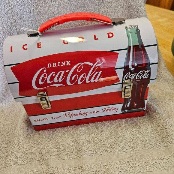 Coca Cola Ice Cold Half Moon Lunchbox - Picture 3 of 3